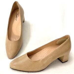 Nude Low Heel Almond Toe Snake Skin Loafer Pumps Tan  Slip On Dressy Shoe Sz 7